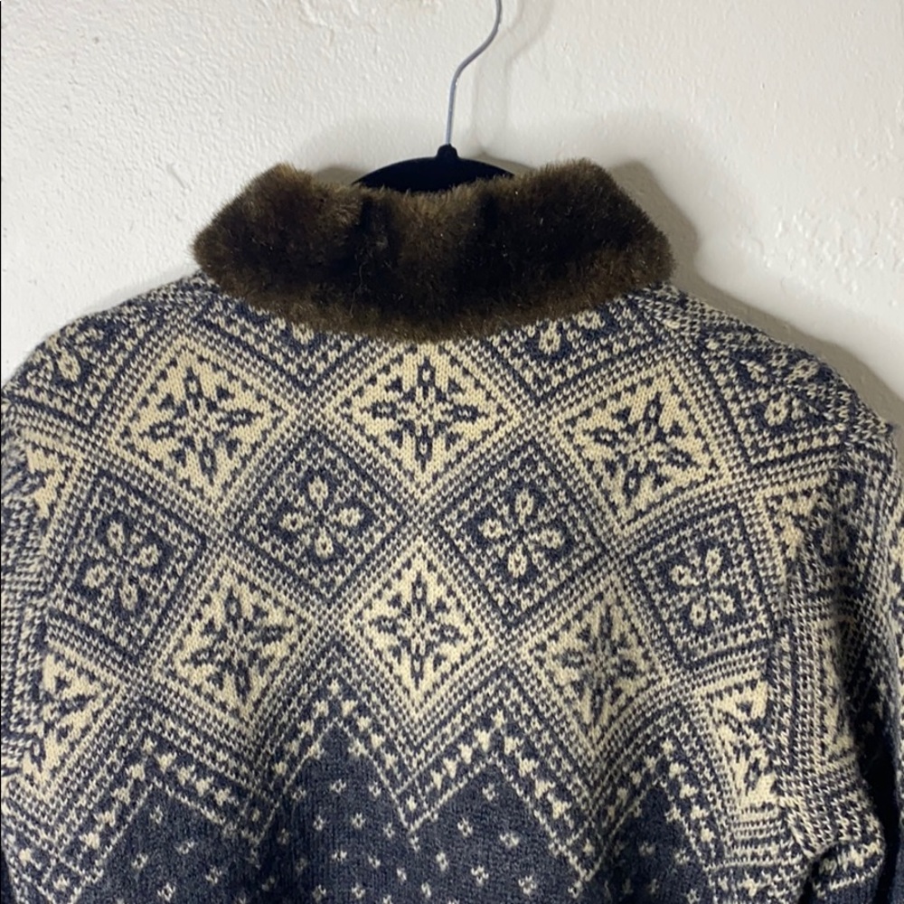 Sweater - Picture 5 of 6